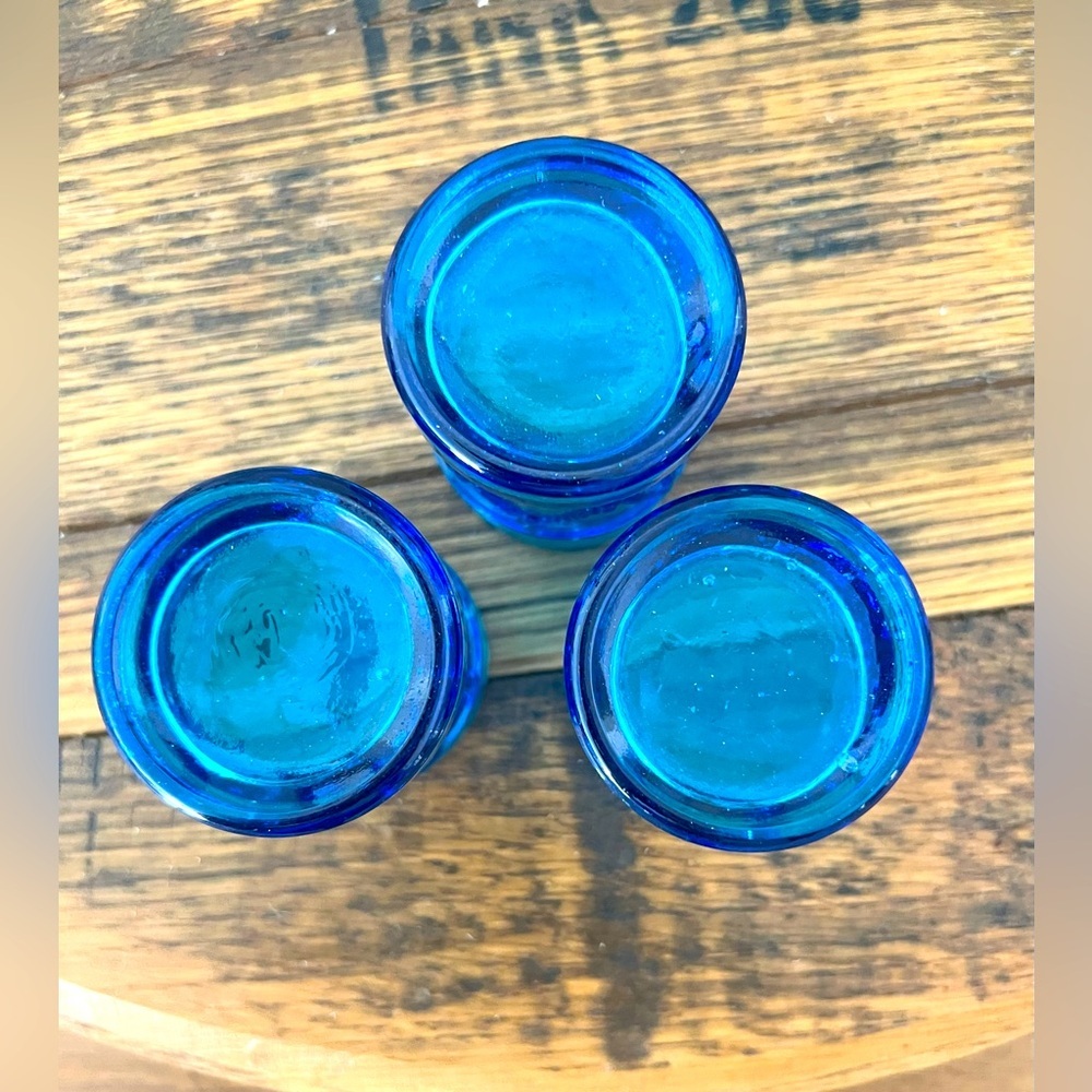 Vintage COLONIAL DRUM TRUMPET Blue Glass Bottle w/Stopper & 3 Shot Glasses